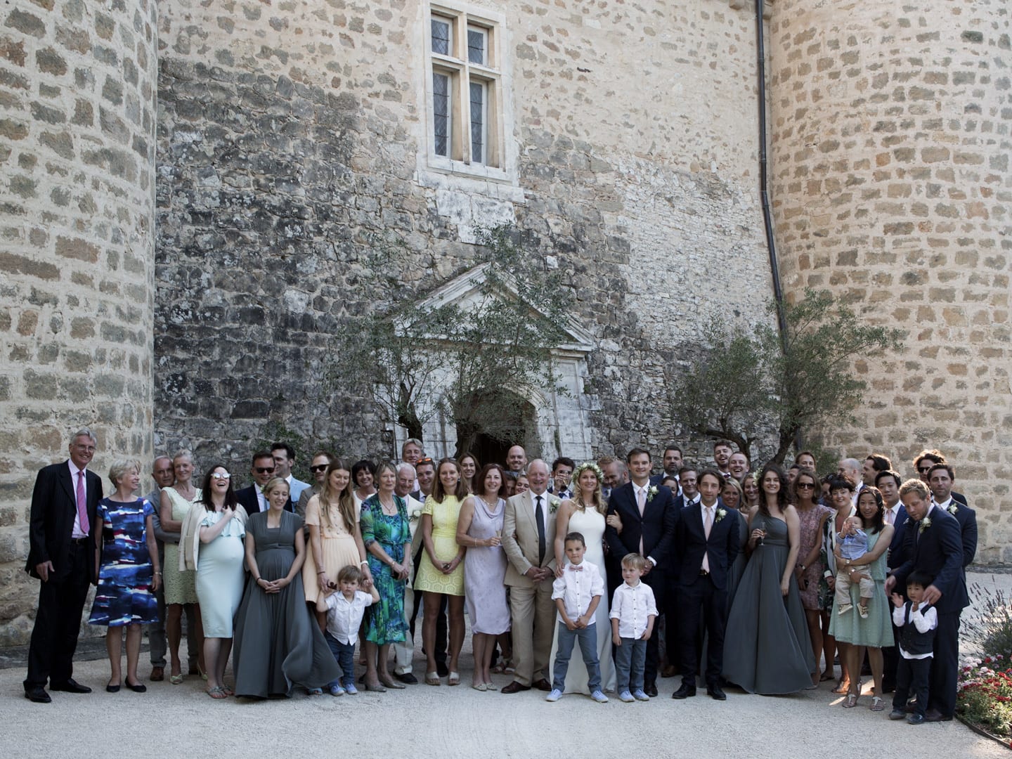 The whole wedding party outside the chateau
